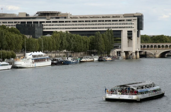 Un "Batobus" sur la Seine devant le ministère de l'Economie à Paris le 29 juillet 2015