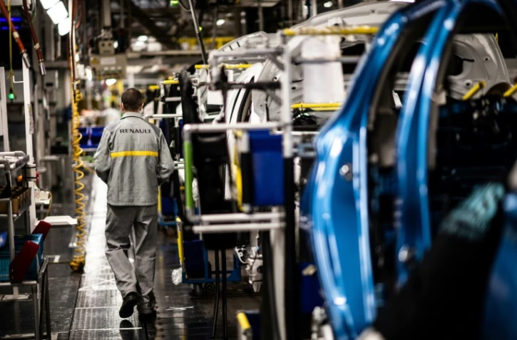 Une ligne d'assemblage Ă l'usine Renault de Flins, le 6 mai 2020
