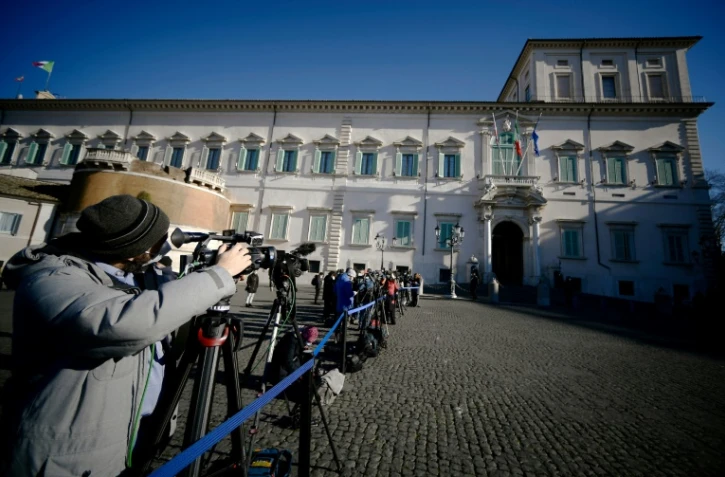 Les journalistes attendent l'arrivée du Premier ministre italien Giuseppe Conte au palais présidentiel du Qurinale à Rome le 26 janvier 2021