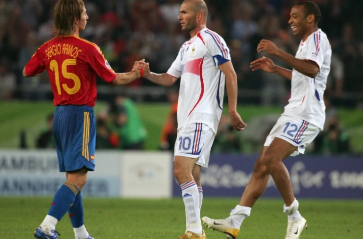 Le défenseur espagnol Sergio Ramos serre la main de Zinédine Zidane lors du 8e de finale de Coupe du monde entre l'Espagne et la France, le 27 juin 2006 à Hanovre