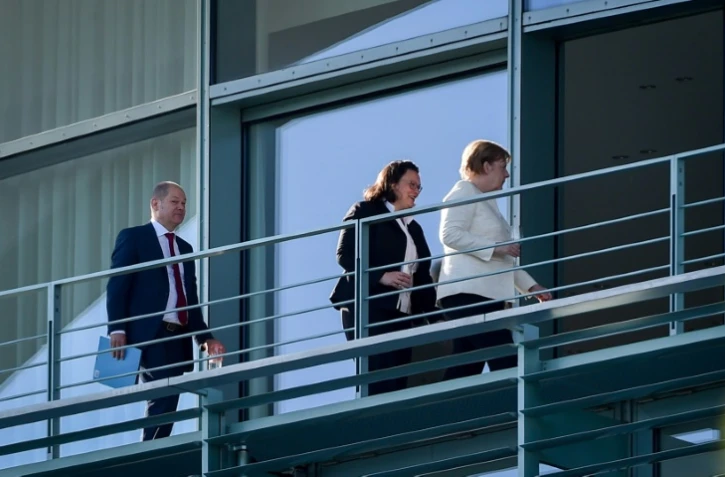 Le ministre allemand des Finances Olaf Scholz, la cheffe du SPD Andrea Nahles et la chancelière Angela Merkel arrivent à la chancellerie pour participer à une réunion de la coalition ministérielle avec la CSU bavaroise le 3 juillet 2018.