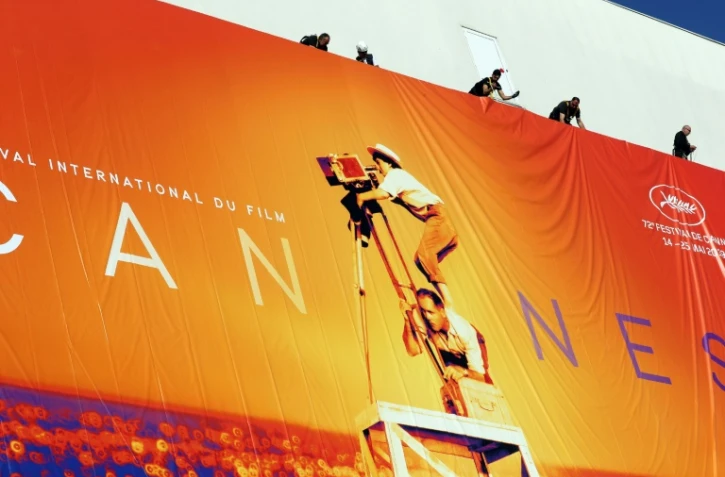 Installation de l'immense affiche de la 72e édition du festival de Cannes sur le fronton du Palais des festivals montrant Agnès Varda l??il rivé sur la caméra, le 12 mai 2019