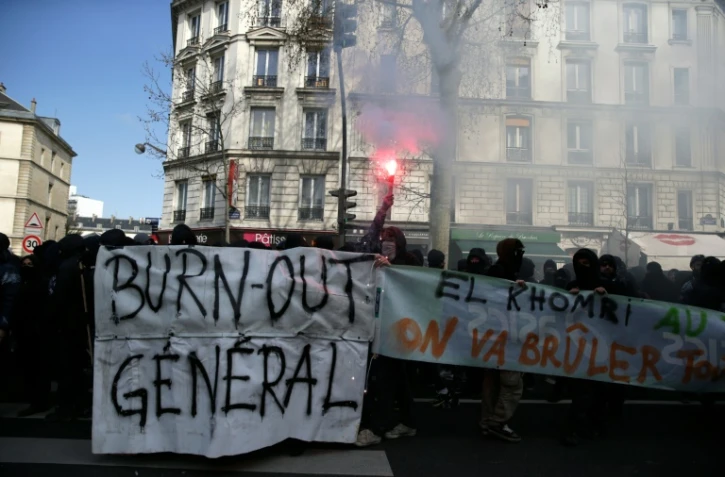 Des étudiants manifestent contre la loi travail le 5 avril 2016 à Paris