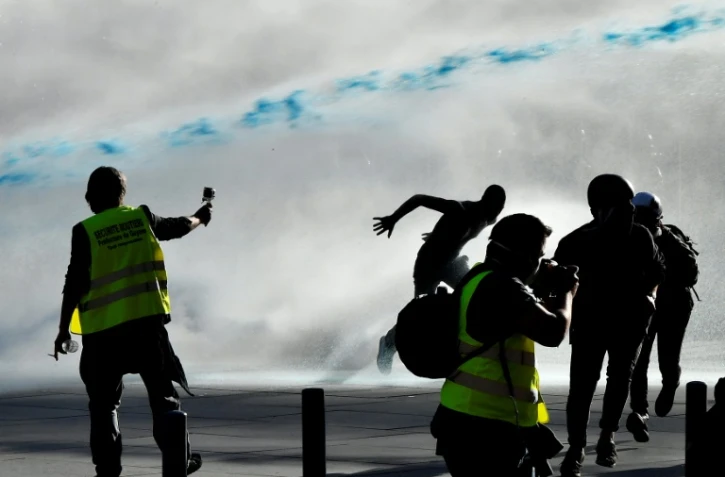 La police utilise des canons à eau pour disperser une manifestation de "gilets jaunes", le 23 mars 2019 à Bordeaux