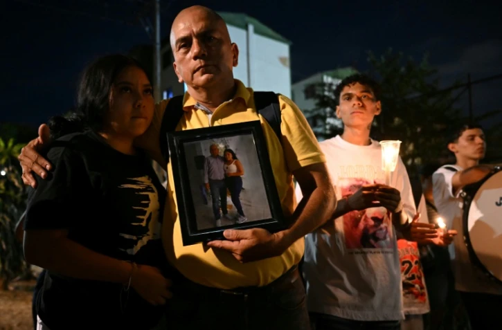 Carlos Zambrano tient une photo de son frère disparu lors d'une veillée en hommage aux victimes, après un séisme de magnitude 7,4 à Cali, en Colombie, le 15 août 2026
