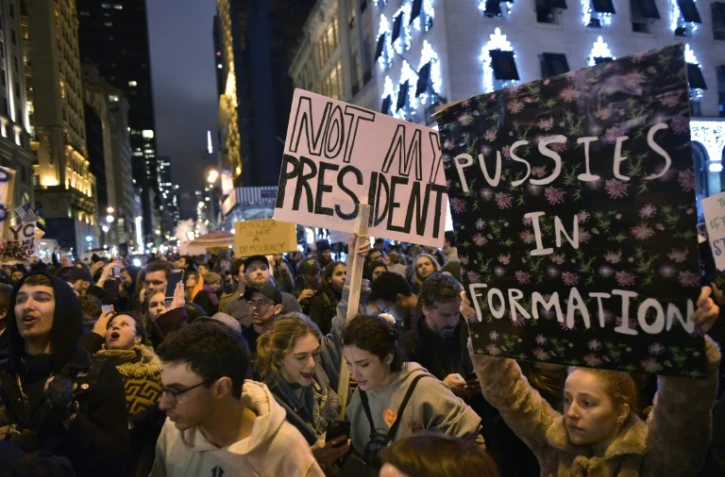 Des opposants au nouveau président élu Donald Trump manifestent sur la 5e Avenue à New York, le 9 novembre 2016