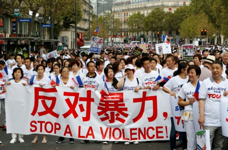 Des membres de la communauté chinoise manifestent pour réclamer "la sécurité pour tous" et dénoncer le "racisme anti-asiatique", le 4 septembre 2016 à Paris 