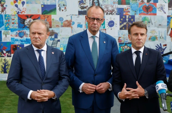 Le Premier ministre polonais Donald Tusk, le chancelier allemand Friedrich Merz et le président français Emmanuel Macron à Tirana le 16 mai 2025 
