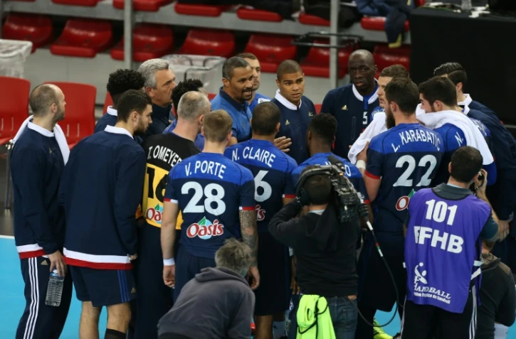 L'équipe de France de hand lors d'un temps-mort contre la Norvège en Golden League, le 7 janvier 2016 au Kindarena de Rouen
