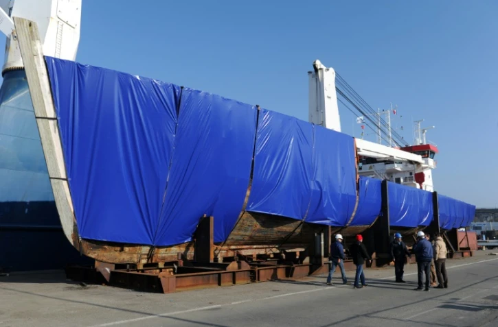 La Calypso, le mythique bateau du commandant Cousteau, est protégée par des bâches avant son départ du port de Concarneau pour la Turquie, le 14 mars 2016