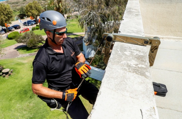 Idan Peretz, ancien commando de l'armée israélienne et fondateur de la start-up Highnovate, effectue une descente en rappel le 11 juin 2018 près de Netanya à l'aide d'une de ses inventions, le RAFA