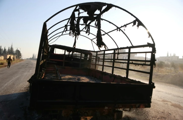 Un véhicule de l'armée syrienne calciné dans la localité de Khan al-Assal, prise par les rebelles jihadistes et leurs alliés, dans le nord-ouest de la Syrie le 29 novembre 2024 