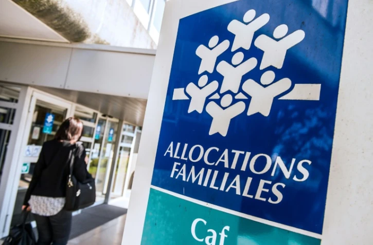 Une femme entre dans les locaux de la Caisse d'Allocations Familiales, le 15 avril 2015 à Calais