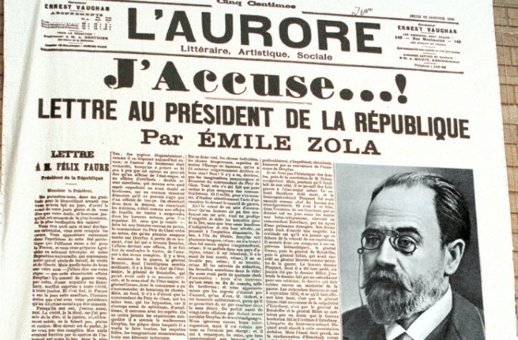 Reproducton de la Une de l'Aurore du 13 janvier 1898, portrait non daté du romancier Emile Zola