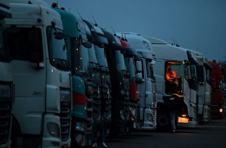 Des poids lourds immobilisés sur un parking près de Folkestone, dans le Kent (sud-est du Royaume-Uni), le 22 décembre 2020