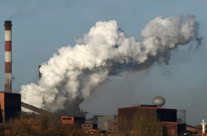 De la fumée s'échappe d'une usine du géant métallurgique ArcelorMittal à Fos-sur-Mer, près de Marseille, dans le sud de la France, le 10 mars 2017