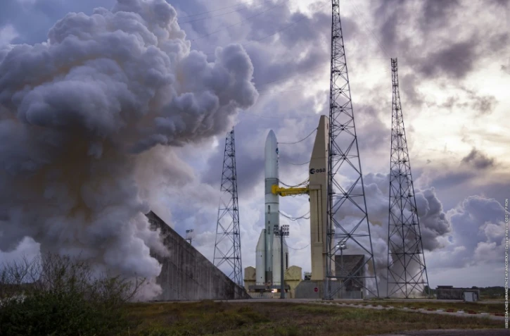 Photo prise et diffusée par ArianeGroup le 23 novembre 2023 de la fumée lors d'un essai de la fusée Ariane 6 au Centre spatial guyanais à Kourou, en Guyane