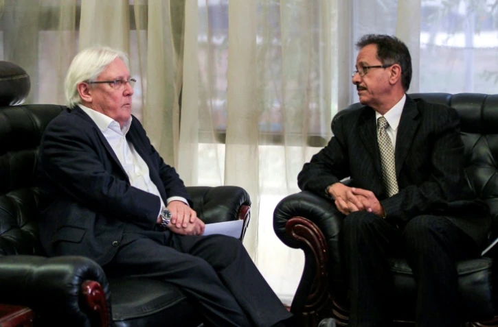 Martin Griffiths, l'émissaire de l'ONU pour le Yémen, s'entretient avec Faisal Amin Abu-Rass, un responsable de la diplomatie rebelle, à Sanaa, le 04 juillet 2018  