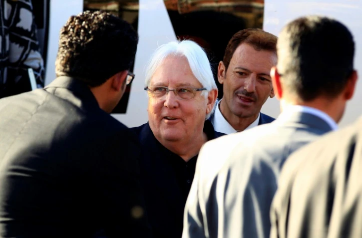 L'émissaire des Nations unies, le Britannique Martin Griffiths (C), à son arrivée à l'aéroport de la capitale yéménite Sanaa le 5 janvier 2019