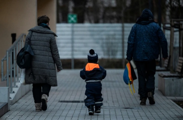 Une famille ukrainienne venant de Kharkiv arrive dans un centre de réfugiés à Berlin, le 25 février 2022