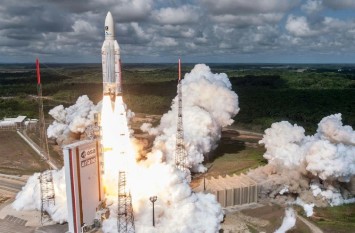 Photo de l'agence spatiale européennne rendue publique le 17 novembre 2016 de la fusée Ariane 5 qui s'élève depuis le Centre spatial guyanais en Guyane française