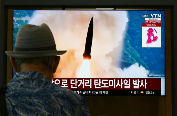 Des images d'archives d'un tir de missile nord-coréen diffusées lors d'un reportage sur un écran dans une gare de Séoul, le 6 août 2026