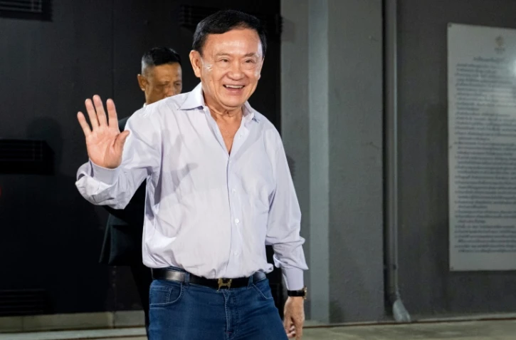 L'ancien Premier ministre et homme d'affaires thaïlandais Thaksin Shinawatra quitte le siège du Parti Pheu Thai à Bangkok, le 29 août 2025