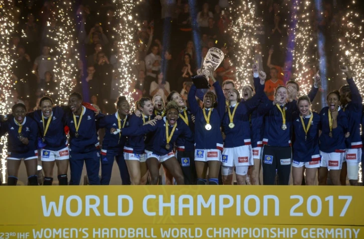 L'équipe de France féminine de handball en liesse après avoir remporté le Mondial au détriment de la Norvège, le 17 décembre 2017 à Hambourg