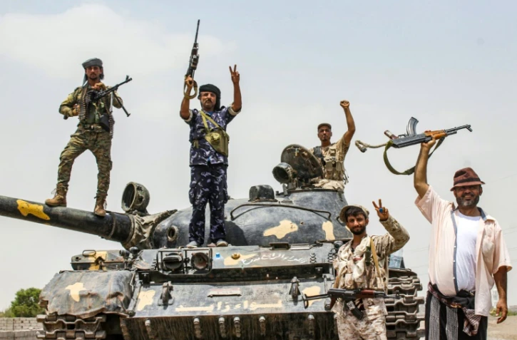 Des membres des forces séparatistes sudistes au Yémen font le V de la victoire à bord d'un char sur la périphérie de la province d'Abyane, voisine de celle d'Aden, le 29 août 2019