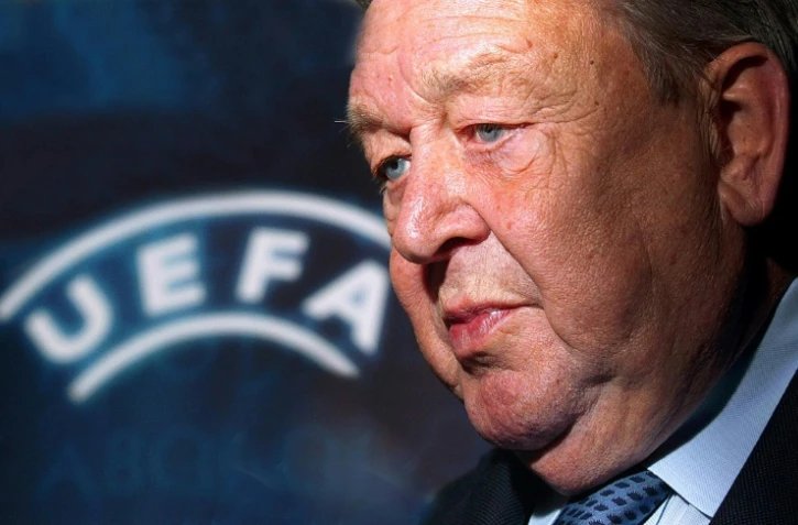 Le Suédois Lennart Johansson, alors président de l'UEFA, en conférence de presse, le 9 novembre 2004 à Vienne 