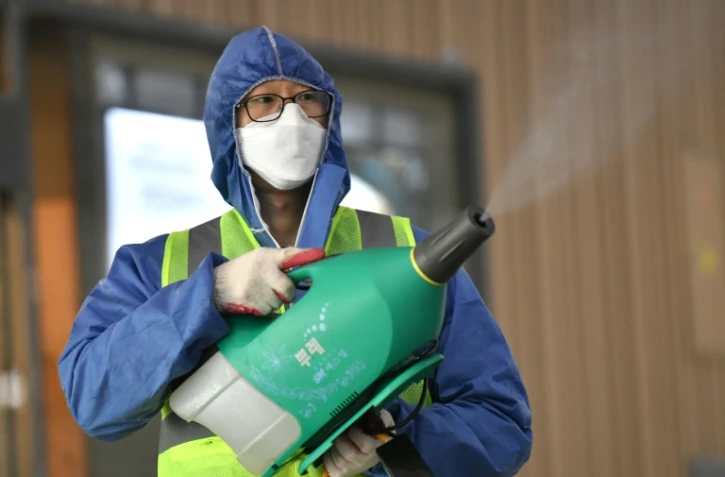 Un agent de nettoyage désinfecte la gare ferroviaire de Daegu, en Corée du Sud, pour lutter contre la propagation de la pneumonie virale, le 26 février 2020