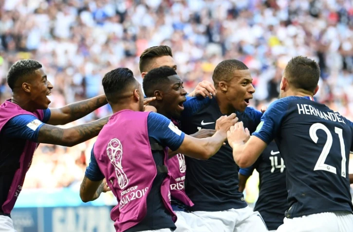 L'attaquant des Bleus Kilian Mbappé (c) est congratulé par ses coéquipiers après avoir inscrit le 3e but face à l'Argentine en 8e de finale du Mondial, le 30 juin 2018 à Kazan 