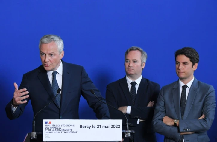 Le ministre de l'Economie Bruno Le Maire fait une déclaration, aux côtés de Jean-Baptiste Lemoyne et Gabriel Attal, lors de la passation de pouvoirs au ministère de l'Economie et des Finances, le 21 mai 2022 à Paris