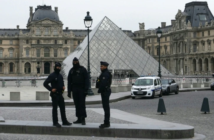 Des policiers devant le musée du Louvre, cible d'un spectaculaire cambriolage, le 19 octobre 2025 à Paris 