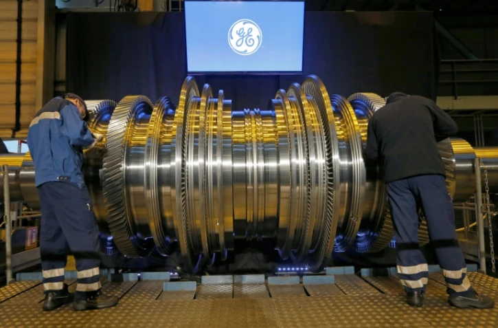 Des salariés de l'usine General Electric de Belfort travaillent sur une turbine le 22 février 2017