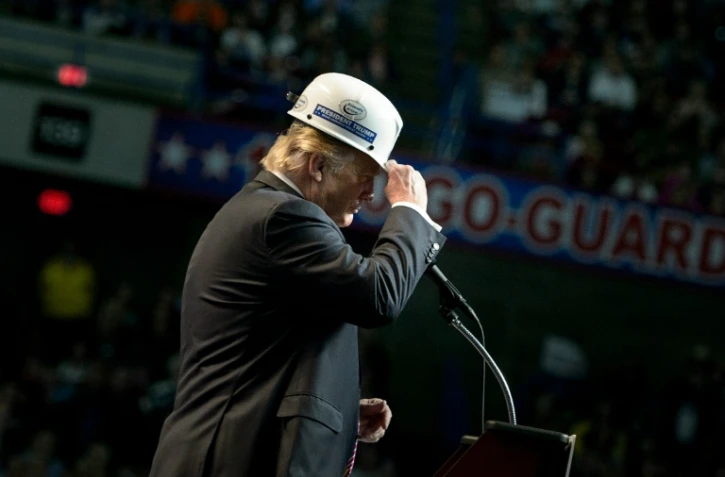 Donald Trump se coiffe d'un casque de mineur lors d'un discours électoral à Charleston, le 5 mai 2016