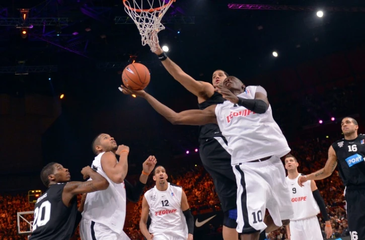 Amara Sy avec la sélection française face à la sélection étrangère lors du All Star Game, le 30 décembre 2012 à Paris-Bercy