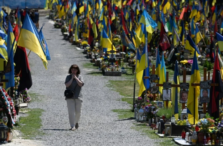 Une femme dans un cimetière militaire de la ville ukrainienne de Lviv le 1er juin 2023