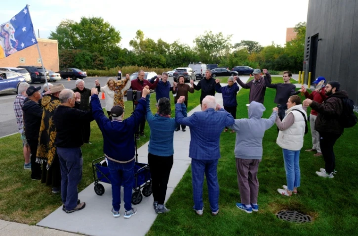 Des catholiques rassemblés près d'un centre de rétention de la police de l'immigration (ICE) à Broadview, près de Chicago, le 10 octobre 2025

