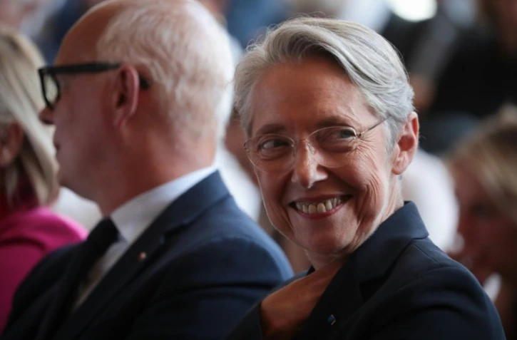 La Première ministre française Elisabeth Borne (d) participe à une réunion aux côtés du chef du parti Horizons Edouard Philippe, à l'hôtel de ville du Havre, le 25 juillet 2023