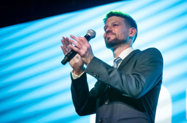 Michal Simecka, leader du parti centriste Slovakie progressiste (PS), s'adresse à ses partisans lors des législatives, le 30 septembre 2023 à Bratislava