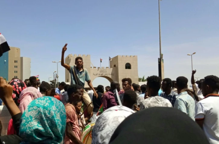Des manifestants soudanais rassemblés devant le QG de l'armée à Khartoum, le 15 avril 2019