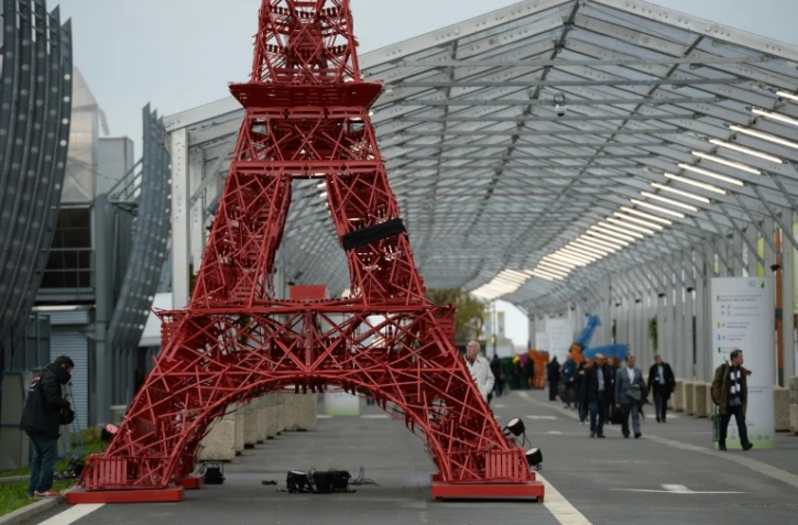 Une réplique de la Tour Eiffel à l'entrée du parc d'expositions le 29 novembre 2015 au Bourget 