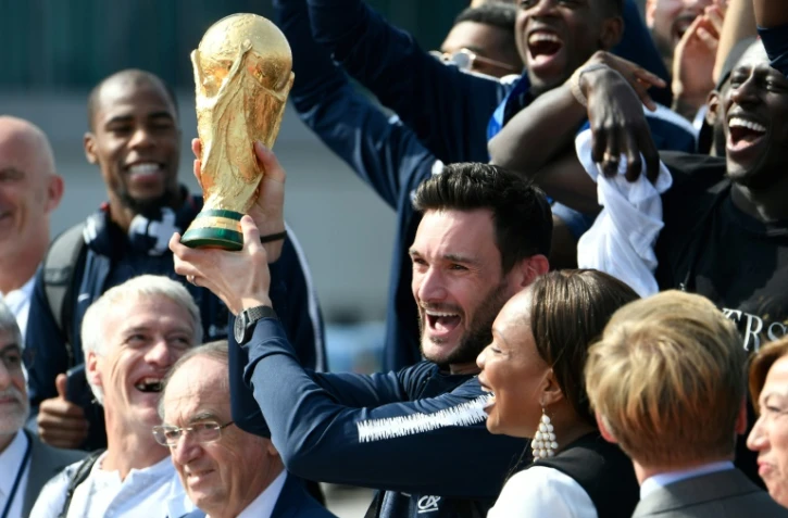 Hugo Lloris soulève la Coupe à son arrivée à Roissy, le 16 juillet 2018