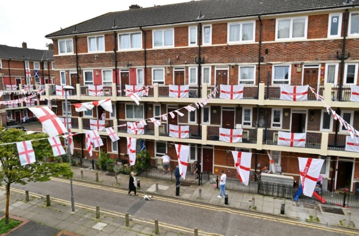 Les façades d'une résidence de Bermondsey, dans le sud de Londres, sont décorées avec des drapeaux d'Angleterre, le 10 juillet 2021, à la veille de la finale de l'Euro 2020 entre l'Angleterre et l'Italie