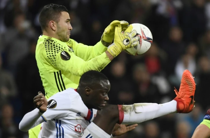 Le gardien de Lyon Anthony Lopes (en haut) arrête le ballon lors du match des 16e retour de l'Europa League au Parc OL, le 9 mars 2017