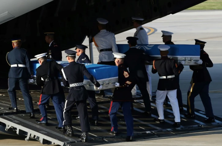 DEs gardes d'honneur américains portent les réceptacles contenant des dépouilles remontant à la Guerre de Corée à la base militaire d'Osan à Pyeongtaek, en Corée du Sud, le 01 août 2018