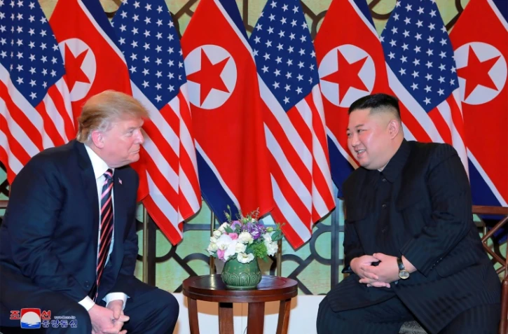 Le président américain Donald Trump et le dirigeant nord-coréen Kim Jong Un sur une photo de l'agence de presse officielle nord-coréenne KCNA à Hanoï le 27 février 2019