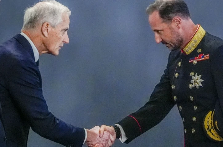Le nouveau roi Haakon VIII recontre le Premier ministre Jonas Gahr Støredans après la mort de son père Harald, à Oslo le 28 août 2026