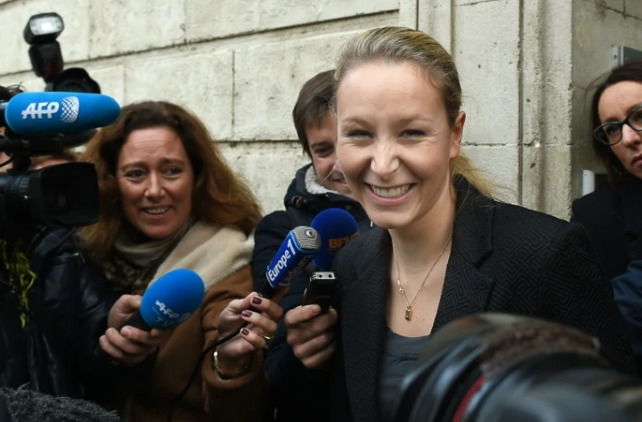 La vice-présidente du Front national Marion Maréchal Le Pen parle à la presse en quittant le bureau de vote de Carpentras le 6 décembre 2015
